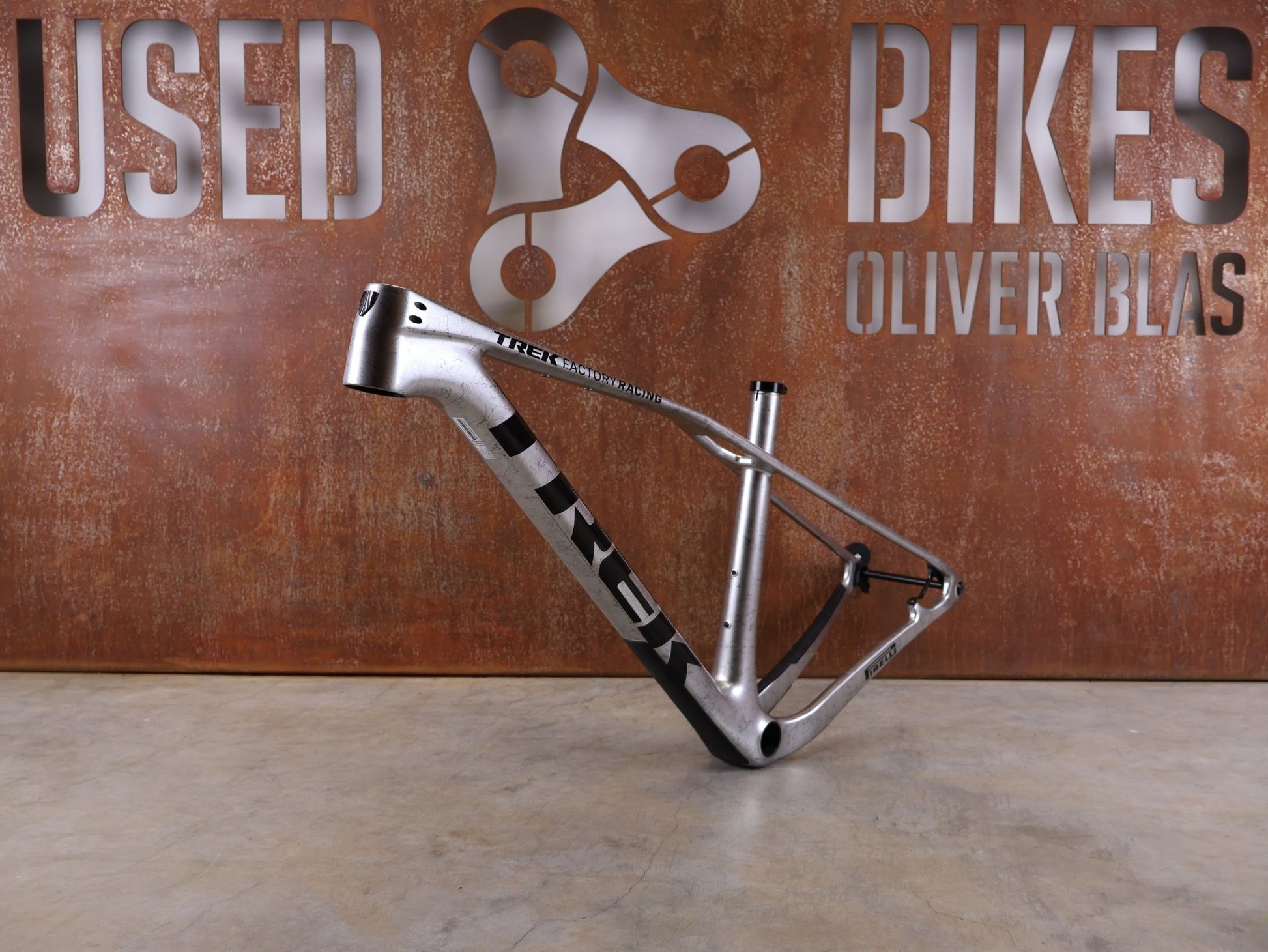 Mountainbikerahmen von Trek, TREK PROCALIBER C GEN 3 RAHMENSET / GRÖSSE M/L – TREK FACTORY RACING TEAM LACKIERUNG vor USEDBIKES - OB.DE Hintergrund