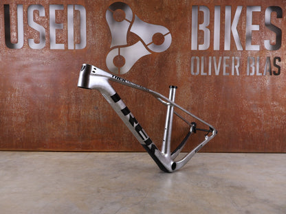 Mountainbikerahmen von Trek, TREK PROCALIBER C GEN 3 RAHMENSET / GRÖSSE M/L – TREK FACTORY RACING TEAM LACKIERUNG vor USEDBIKES - OB.DE Hintergrund