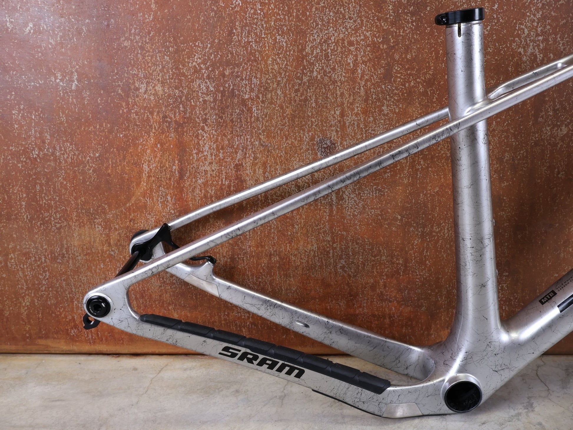 Mountainbikerahmen von Trek, TREK PROCALIBER C GEN 3 RAHMENSET / GRÖSSE M/L – TREK FACTORY RACING TEAM LACKIERUNG vor USEDBIKES - OB.DE Hintergrund