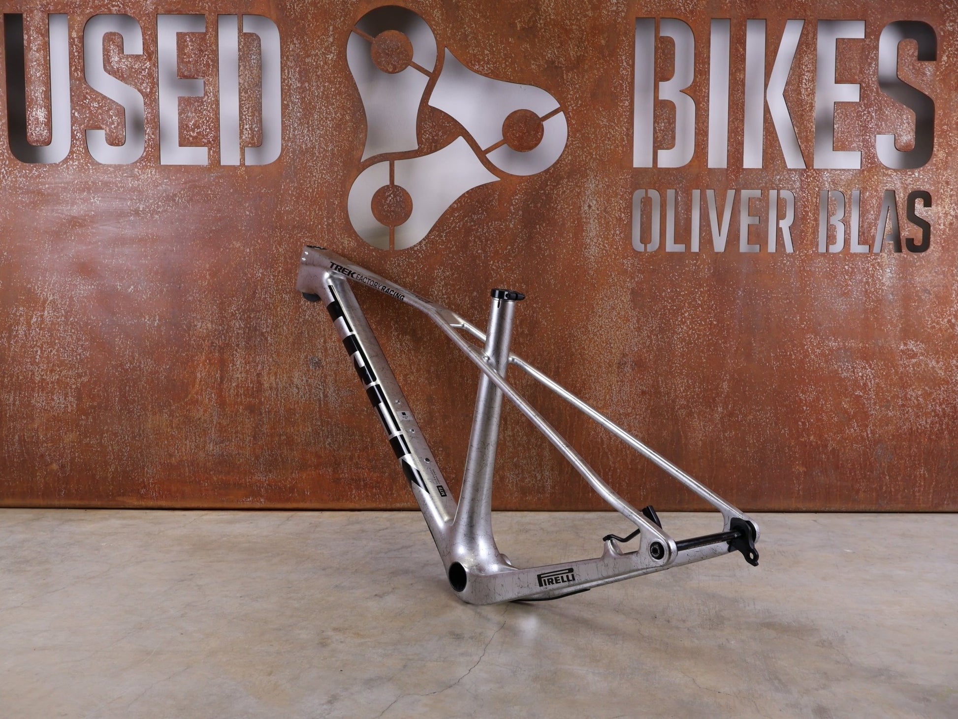 Mountainbikerahmen von Trek, TREK PROCALIBER C GEN 3 RAHMENSET / GRÖSSE M/L – TREK FACTORY RACING TEAM LACKIERUNG vor USEDBIKES - OB.DE Hintergrund