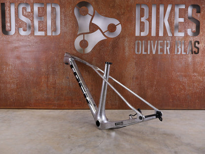 Mountainbikerahmen von Trek, TREK PROCALIBER C GEN 3 RAHMENSET / GRÖSSE M/L – TREK FACTORY RACING TEAM LACKIERUNG vor USEDBIKES - OB.DE Hintergrund