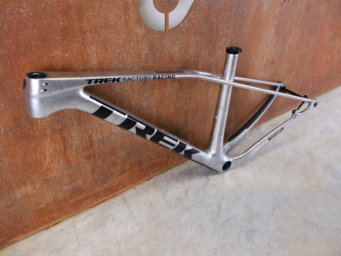 Mountainbikerahmen von Trek, TREK PROCALIBER C GEN 3 RAHMENSET / GRÖSSE M/L – TREK FACTORY RACING TEAM LACKIERUNG vor USEDBIKES - OB.DE Hintergrund