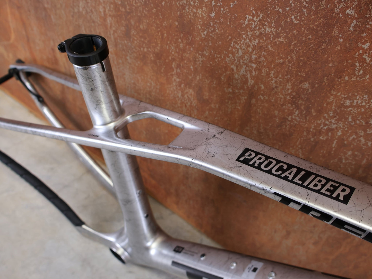 Mountainbikerahmen von Trek, TREK PROCALIBER C GEN 3 RAHMENSET / GRÖSSE M/L – TREK FACTORY RACING TEAM LACKIERUNG vor USEDBIKES - OB.DE Hintergrund