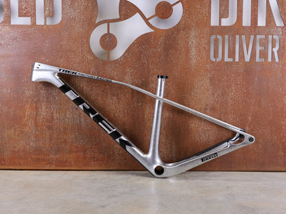 Mountainbikerahmen von Trek, TREK PROCALIBER C GEN 3 RAHMENSET / GRÖSSE M/L – TREK FACTORY RACING TEAM LACKIERUNG vor USEDBIKES - OB.DE Hintergrund