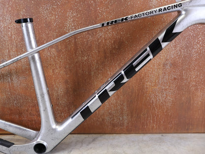 Mountainbikerahmen von Trek, TREK PROCALIBER C GEN 3 RAHMENSET / GRÖSSE M/L – TREK FACTORY RACING TEAM LACKIERUNG vor USEDBIKES - OB.DE Hintergrund