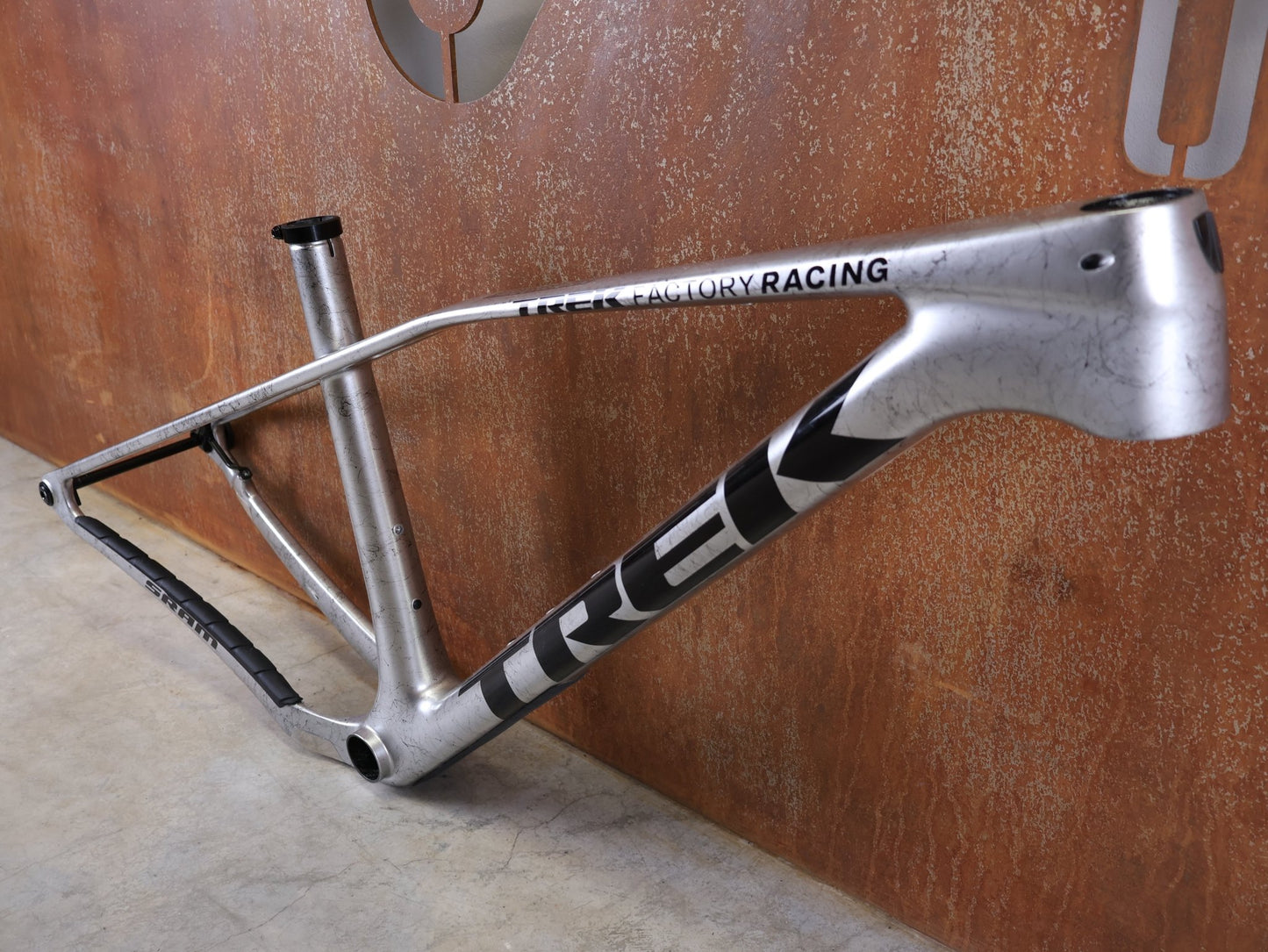 Mountainbikerahmen von Trek, TREK PROCALIBER C GEN 3 RAHMENSET / GRÖSSE M/L – TREK FACTORY RACING TEAM LACKIERUNG vor USEDBIKES - OB.DE Hintergrund