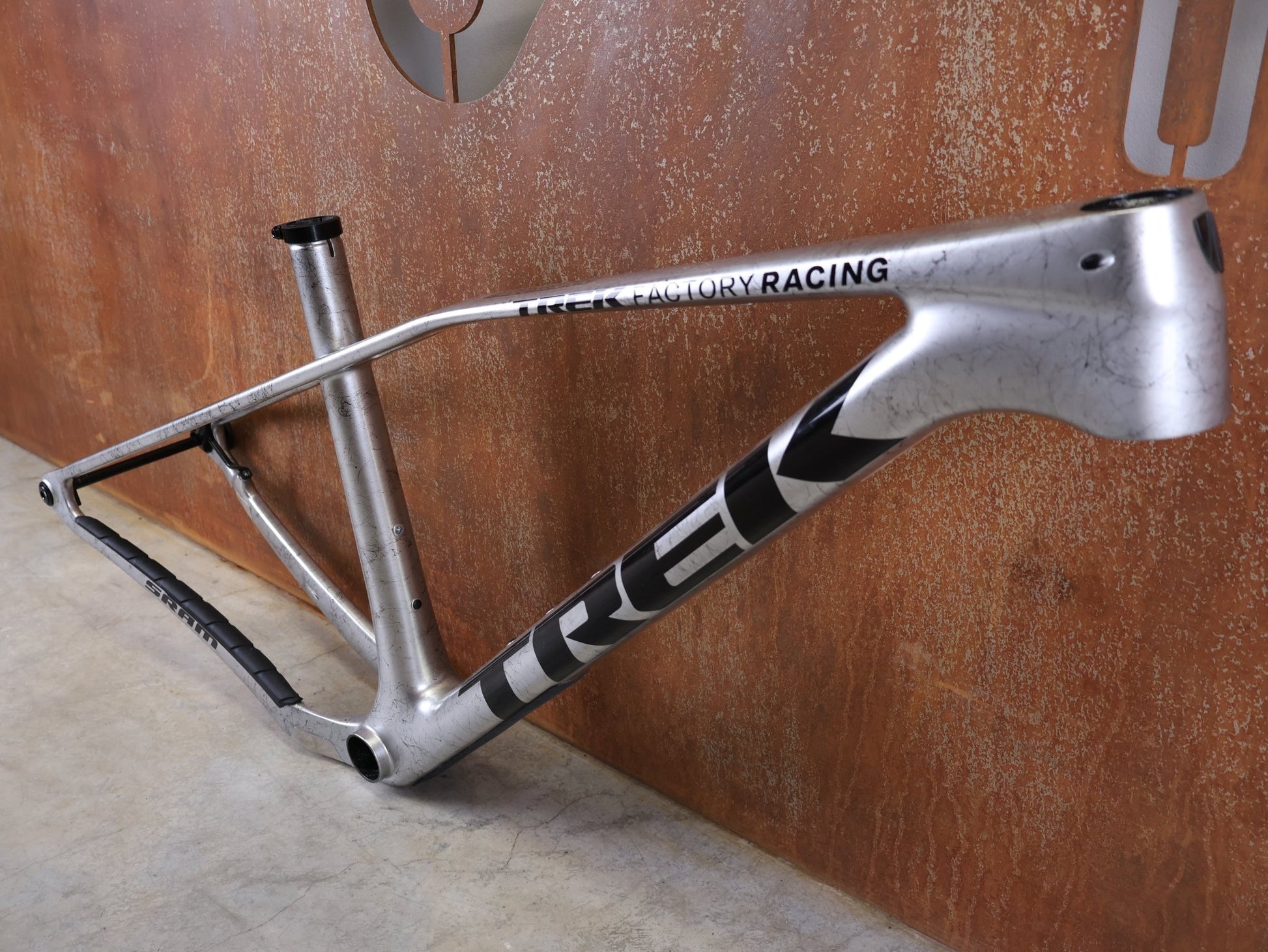 Mountainbikerahmen von Trek, TREK PROCALIBER C GEN 3 RAHMENSET / GRÖSSE M/L – TREK FACTORY RACING TEAM LACKIERUNG vor USEDBIKES - OB.DE Hintergrund