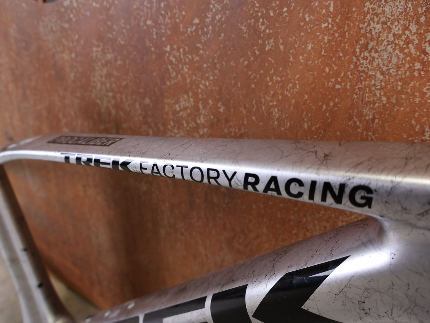 Mountainbikerahmen von Trek, TREK PROCALIBER C GEN 3 RAHMENSET / GRÖSSE M/L – TREK FACTORY RACING TEAM LACKIERUNG vor USEDBIKES - OB.DE Hintergrund