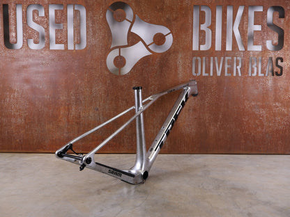 Mountainbikerahmen von Trek, TREK PROCALIBER C GEN 3 RAHMENSET / GRÖSSE M/L – TREK FACTORY RACING TEAM LACKIERUNG vor USEDBIKES - OB.DE Hintergrund