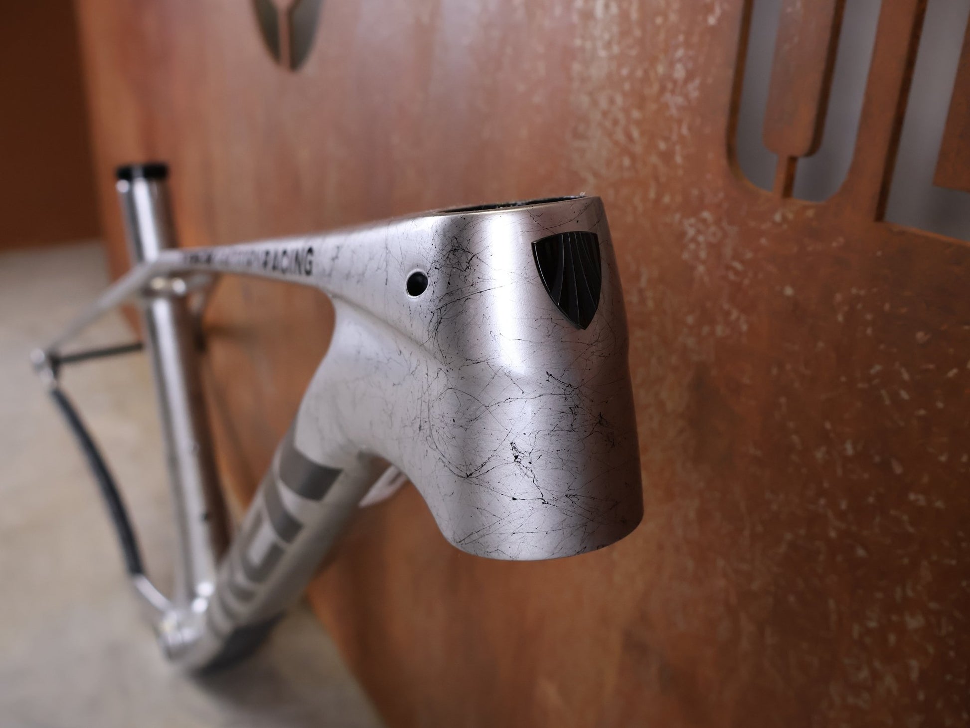 Mountainbikerahmen von Trek, TREK PROCALIBER C GEN 3 RAHMENSET / GRÖSSE M/L – TREK FACTORY RACING TEAM LACKIERUNG vor USEDBIKES - OB.DE Hintergrund