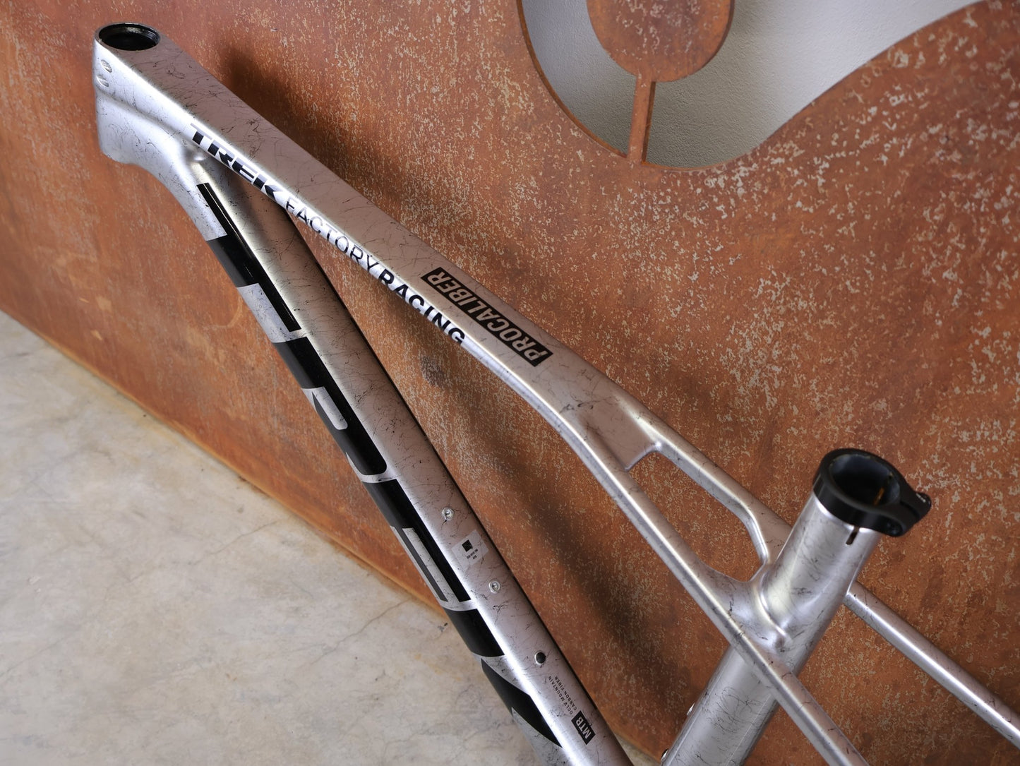 Mountainbikerahmen von Trek, TREK PROCALIBER C GEN 3 RAHMENSET / GRÖSSE M/L – TREK FACTORY RACING TEAM LACKIERUNG vor USEDBIKES - OB.DE Hintergrund