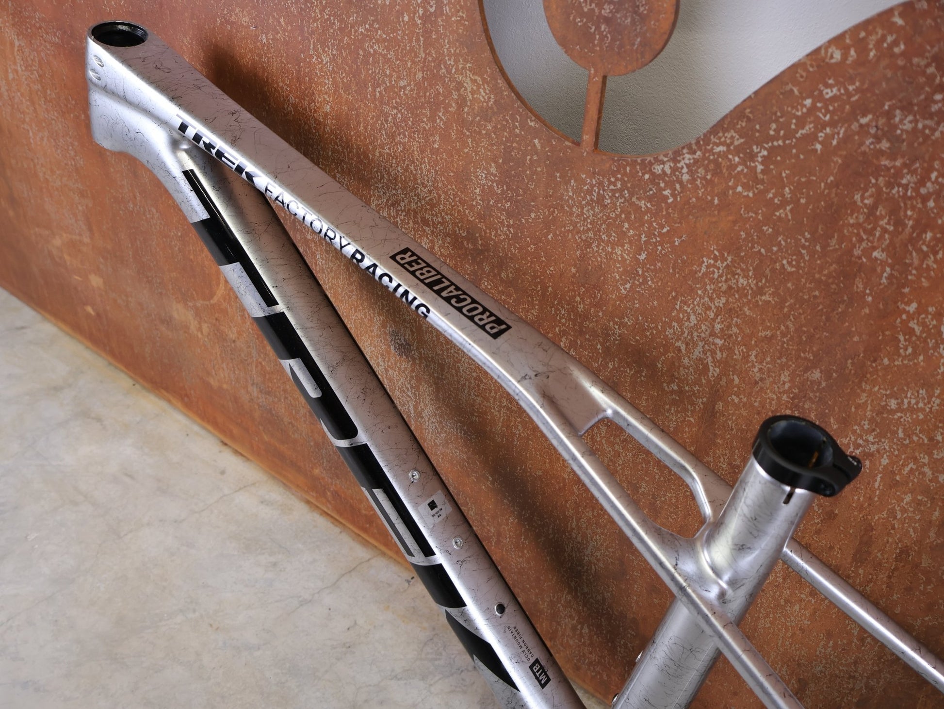 Mountainbikerahmen von Trek, TREK PROCALIBER C GEN 3 RAHMENSET / GRÖSSE M/L – TREK FACTORY RACING TEAM LACKIERUNG vor USEDBIKES - OB.DE Hintergrund