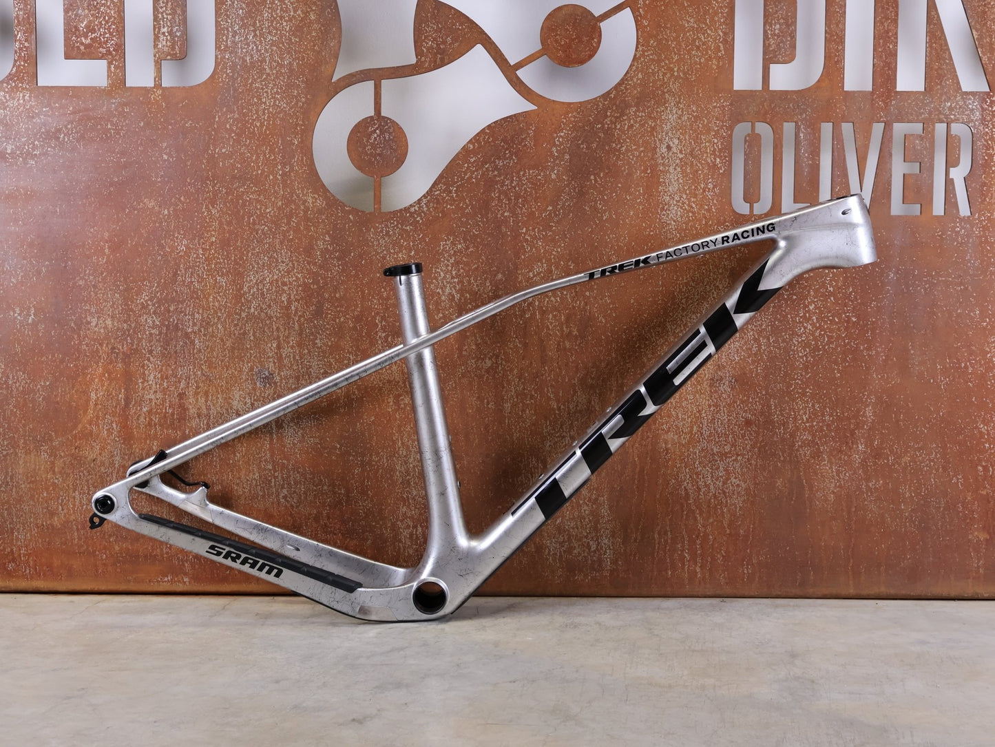 Mountainbikerahmen von Trek, TREK PROCALIBER C GEN 3 RAHMENSET / GRÖSSE M/L – TREK FACTORY RACING TEAM LACKIERUNG vor USEDBIKES - OB.DE Hintergrund