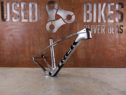 Mountainbikerahmen von Trek, TREK PROCALIBER C GEN 3 RAHMENSET / GRÖSSE M/L – TREK FACTORY RACING TEAM LACKIERUNG vor USEDBIKES - OB.DE Hintergrund