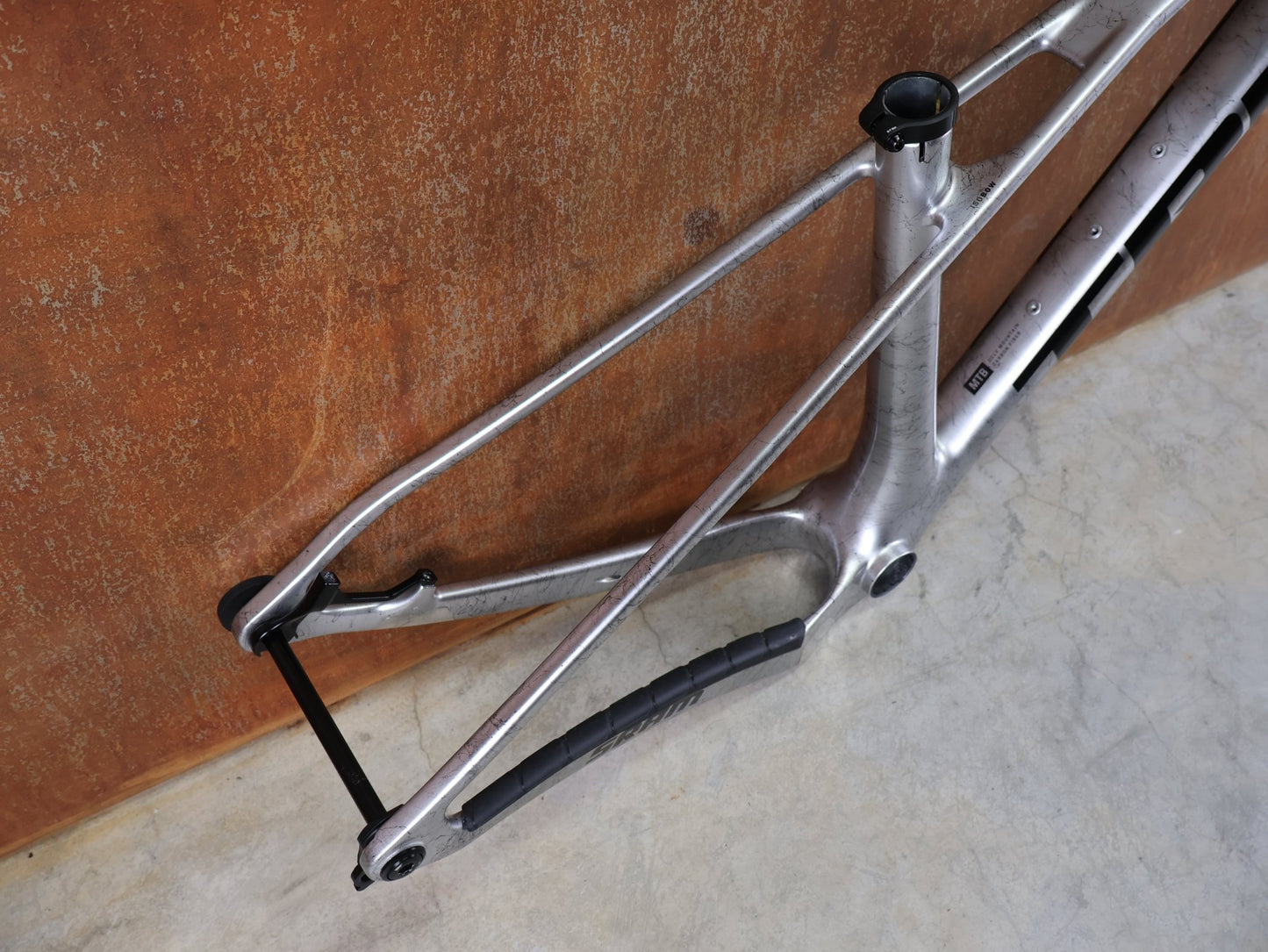 Mountainbikerahmen von Trek, TREK PROCALIBER C GEN 3 RAHMENSET / GRÖSSE S – TREK FACTORY RACING TEAM LACKIERUNG vor USEDBIKES - OB.DE Hintergrund