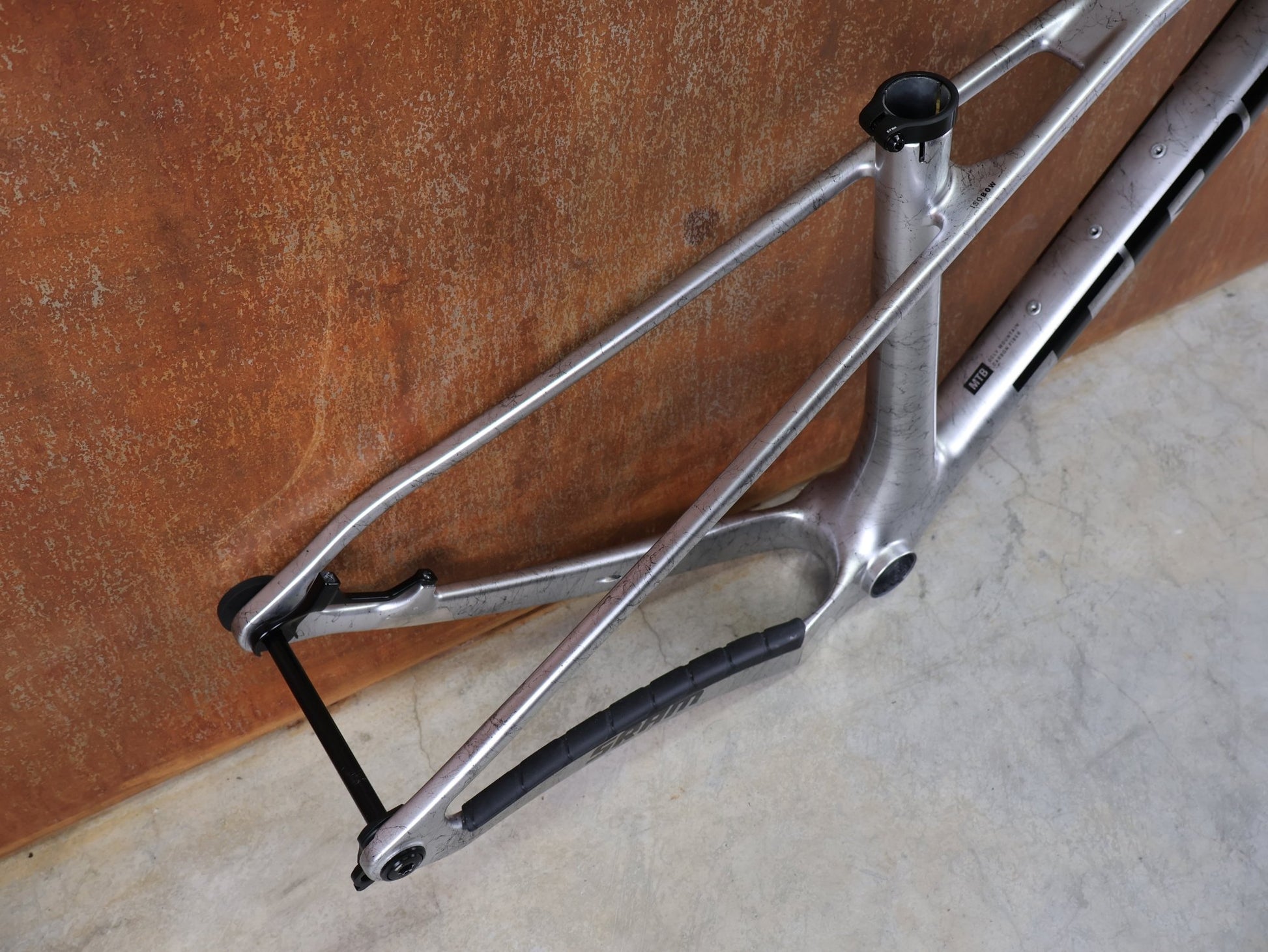 Mountainbikerahmen von Trek, TREK PROCALIBER C GEN 3 RAHMENSET / GRÖSSE S – TREK FACTORY RACING TEAM LACKIERUNG vor USEDBIKES - OB.DE Hintergrund