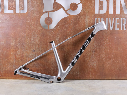 Mountainbikerahmen von Trek, TREK PROCALIBER C GEN 3 RAHMENSET / GRÖSSE S – TREK FACTORY RACING TEAM LACKIERUNG vor USEDBIKES - OB.DE Hintergrund