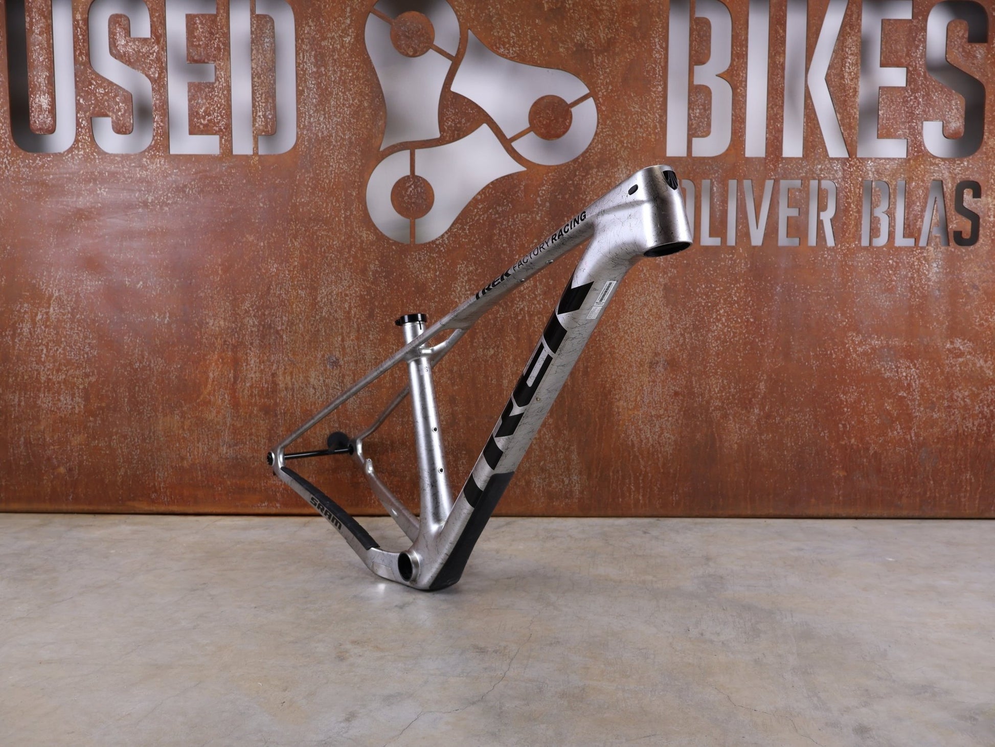 Mountainbikerahmen von Trek, TREK PROCALIBER C GEN 3 RAHMENSET / GRÖSSE S – TREK FACTORY RACING TEAM LACKIERUNG vor USEDBIKES - OB.DE Hintergrund