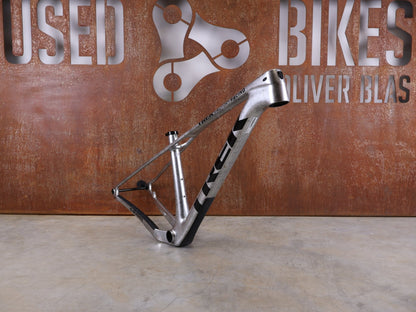 Mountainbikerahmen von Trek, TREK PROCALIBER C GEN 3 RAHMENSET / GRÖSSE S – TREK FACTORY RACING TEAM LACKIERUNG vor USEDBIKES - OB.DE Hintergrund