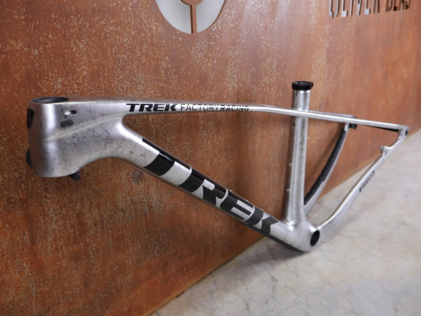 Mountainbikerahmen von Trek, TREK PROCALIBER C GEN 3 RAHMENSET / GRÖSSE S – TREK FACTORY RACING TEAM LACKIERUNG vor USEDBIKES - OB.DE Hintergrund