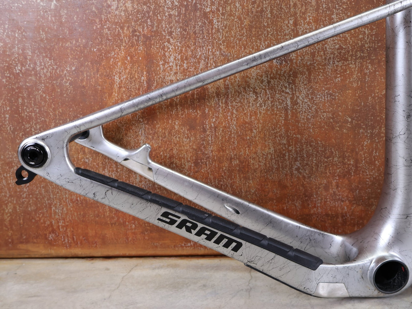 Mountainbikerahmen von Trek, TREK PROCALIBER C GEN 3 RAHMENSET / GRÖSSE S – TREK FACTORY RACING TEAM LACKIERUNG vor USEDBIKES - OB.DE Hintergrund