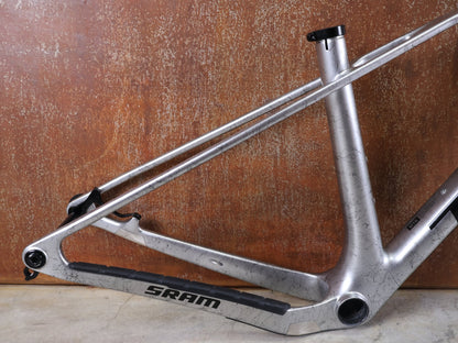 Mountainbikerahmen von Trek, TREK PROCALIBER C GEN 3 RAHMENSET / GRÖSSE S – TREK FACTORY RACING TEAM LACKIERUNG vor USEDBIKES - OB.DE Hintergrund