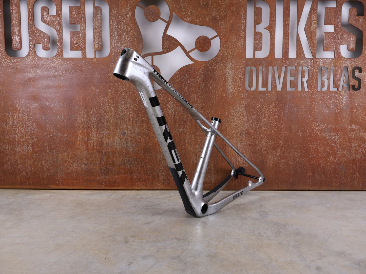 Mountainbikerahmen von Trek, TREK PROCALIBER C GEN 3 RAHMENSET / GRÖSSE S – TREK FACTORY RACING TEAM LACKIERUNG vor USEDBIKES - OB.DE Hintergrund