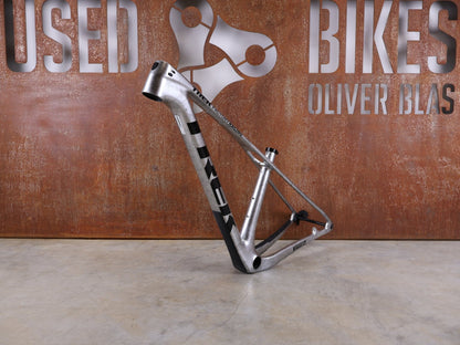 Mountainbikerahmen von Trek, TREK PROCALIBER C GEN 3 RAHMENSET / GRÖSSE S – TREK FACTORY RACING TEAM LACKIERUNG vor USEDBIKES - OB.DE Hintergrund