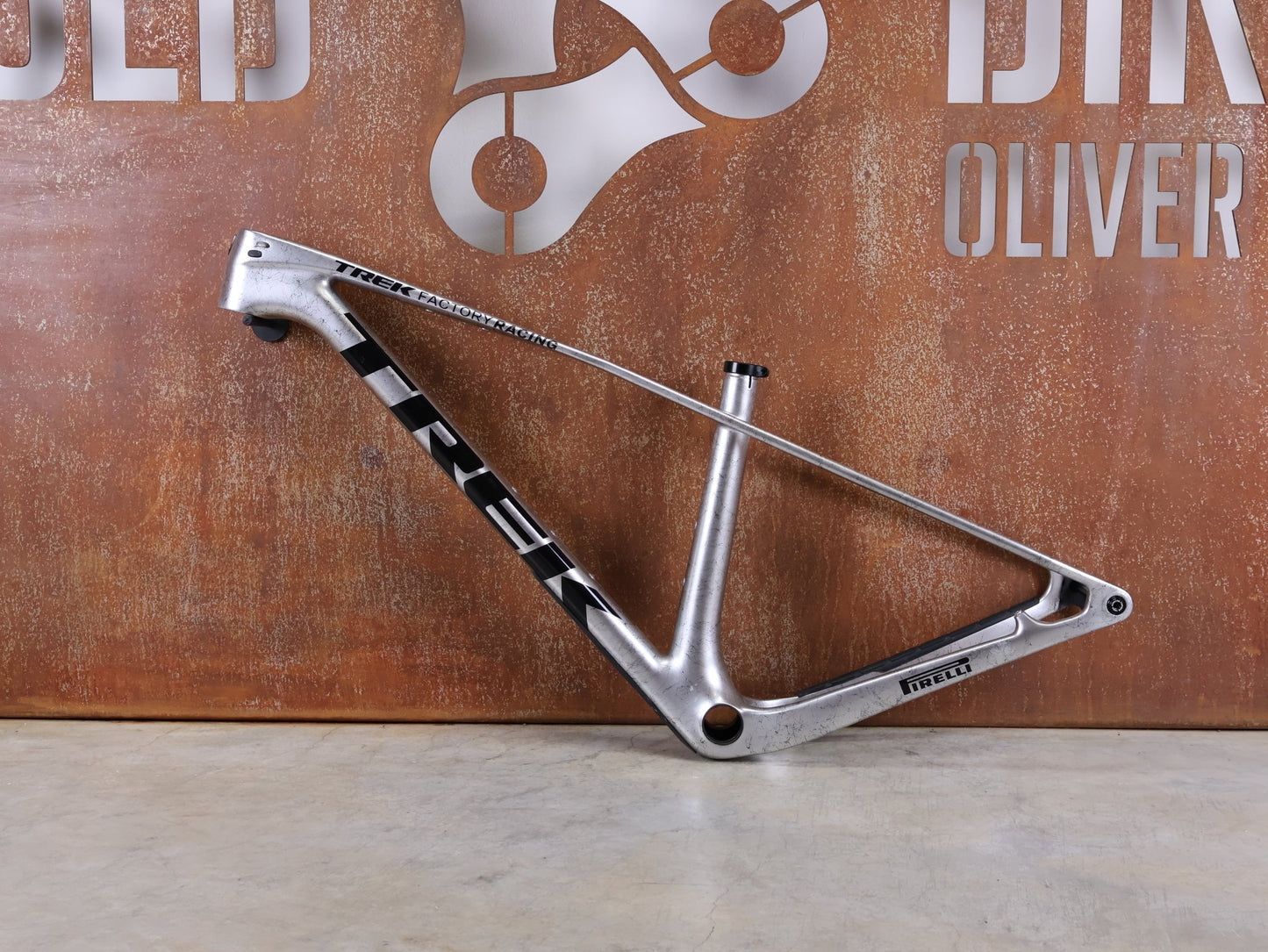 Mountainbikerahmen von Trek, TREK PROCALIBER C GEN 3 RAHMENSET / GRÖSSE S – TREK FACTORY RACING TEAM LACKIERUNG vor USEDBIKES - OB.DE Hintergrund