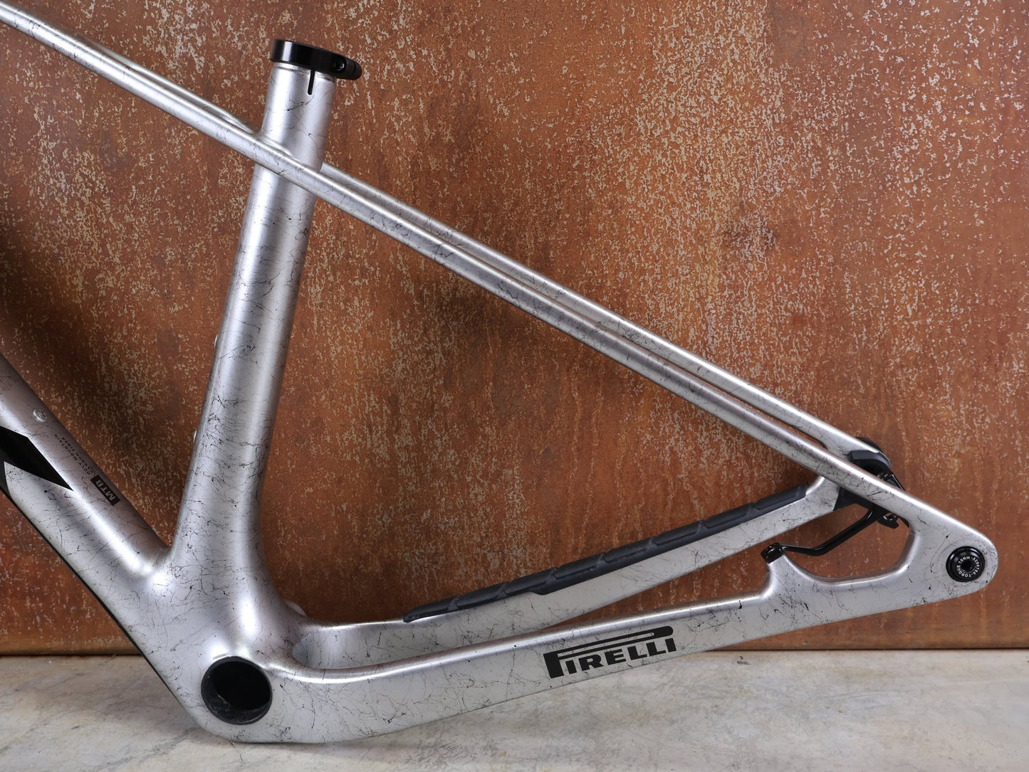 Mountainbikerahmen von Trek, TREK PROCALIBER C GEN 3 RAHMENSET / GRÖSSE S – TREK FACTORY RACING TEAM LACKIERUNG vor USEDBIKES - OB.DE Hintergrund