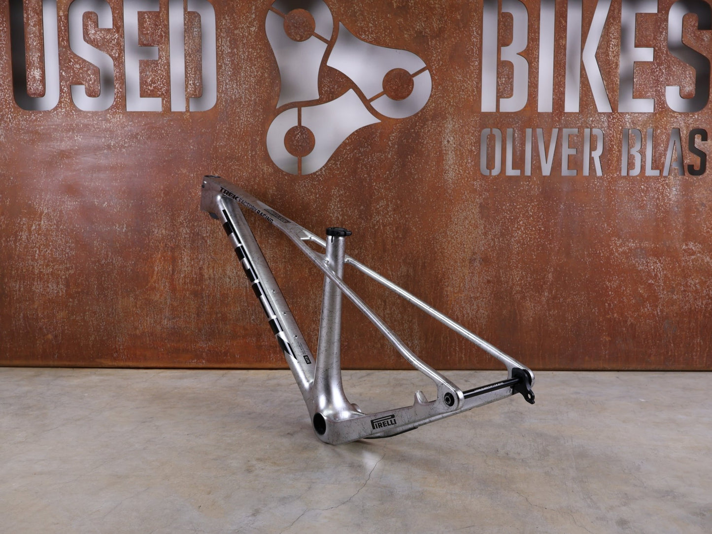 Mountainbikerahmen von Trek, TREK PROCALIBER C GEN 3 RAHMENSET / GRÖSSE S – TREK FACTORY RACING TEAM LACKIERUNG vor USEDBIKES - OB.DE Hintergrund