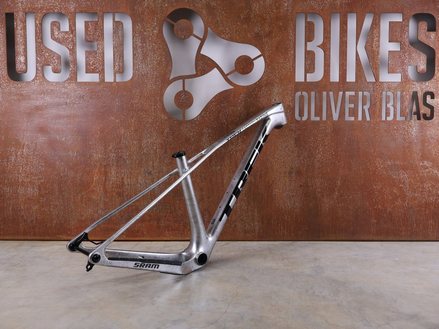 Mountainbikerahmen von Trek, TREK PROCALIBER C GEN 3 RAHMENSET / GRÖSSE S – TREK FACTORY RACING TEAM LACKIERUNG vor USEDBIKES - OB.DE Hintergrund