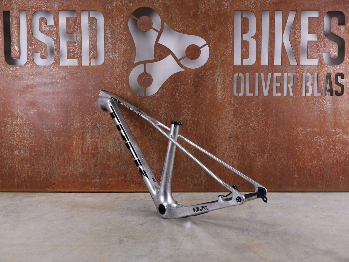 Mountainbikerahmen von Trek, TREK PROCALIBER C GEN 3 RAHMENSET / GRÖSSE S – TREK FACTORY RACING TEAM LACKIERUNG vor USEDBIKES - OB.DE Hintergrund