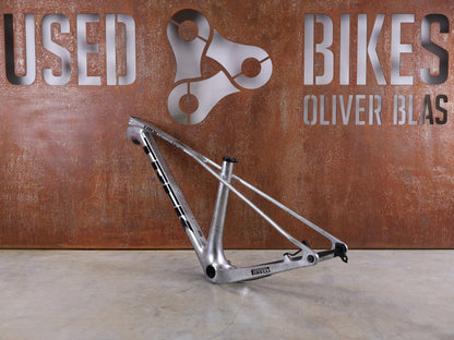 Mountainbikerahmen von Trek, TREK PROCALIBER C GEN 3 RAHMENSET / GRÖSSE S – TREK FACTORY RACING TEAM LACKIERUNG vor USEDBIKES - OB.DE Hintergrund