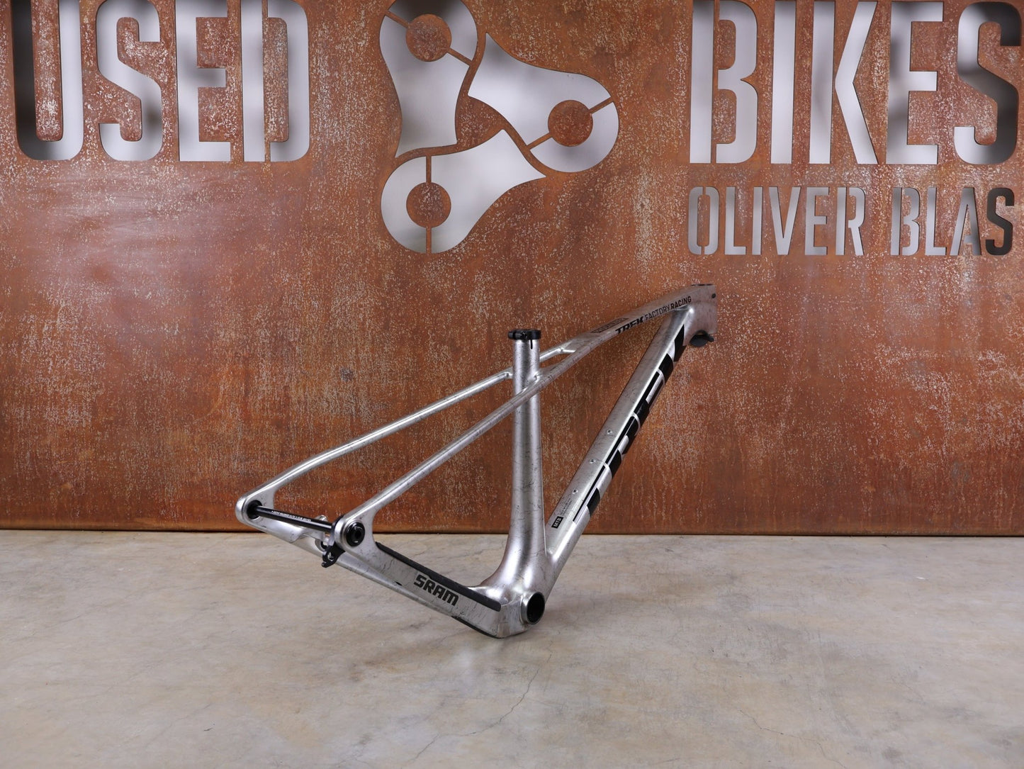 Mountainbikerahmen von Trek, TREK PROCALIBER C GEN 3 RAHMENSET / GRÖSSE S – TREK FACTORY RACING TEAM LACKIERUNG vor USEDBIKES - OB.DE Hintergrund