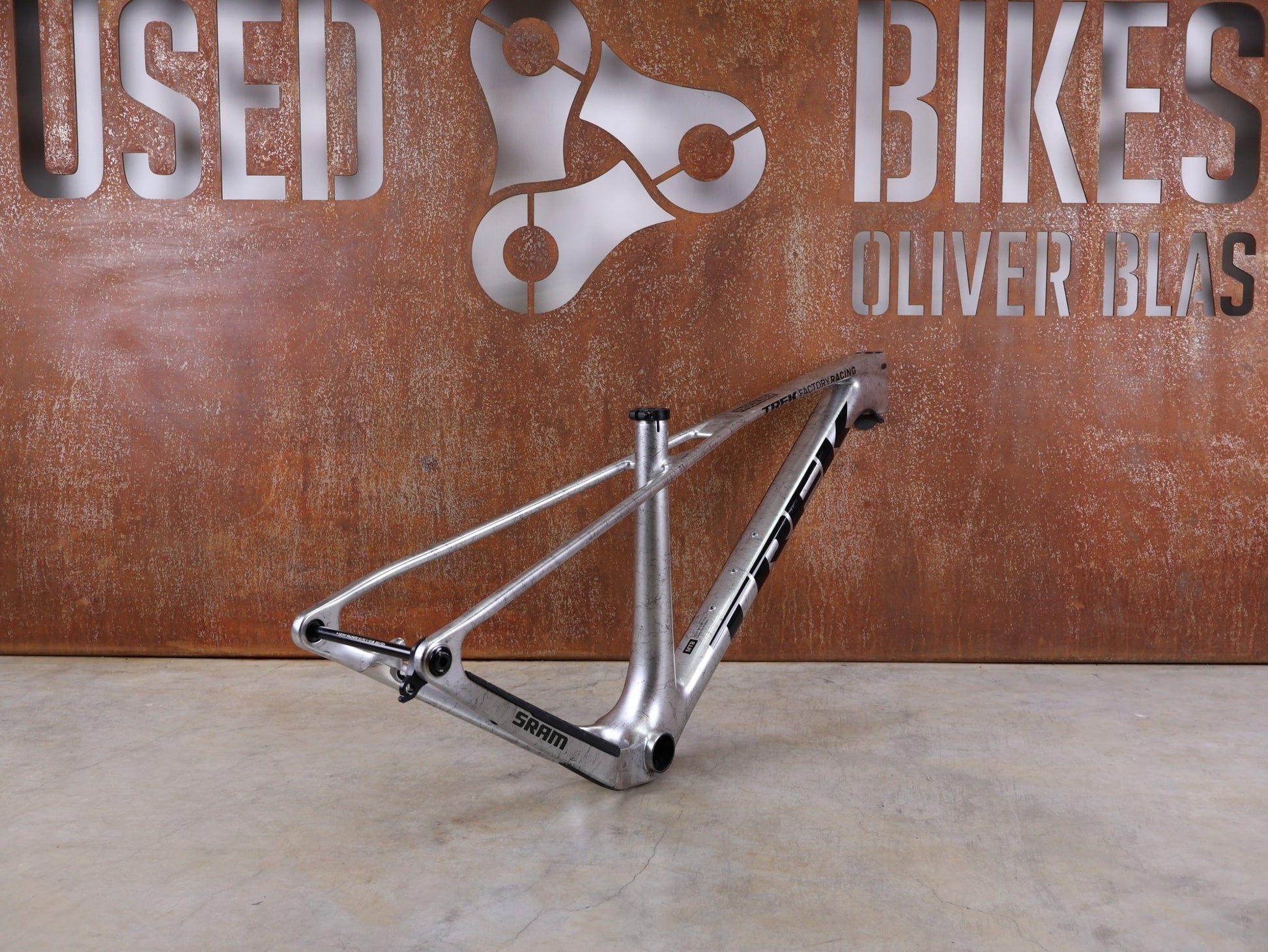 Mountainbikerahmen von Trek, TREK PROCALIBER C GEN 3 RAHMENSET / GRÖSSE S – TREK FACTORY RACING TEAM LACKIERUNG vor USEDBIKES - OB.DE Hintergrund