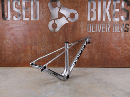 Mountainbikerahmen von Trek, TREK PROCALIBER C GEN 3 RAHMENSET / GRÖSSE S – TREK FACTORY RACING TEAM LACKIERUNG vor USEDBIKES - OB.DE Hintergrund