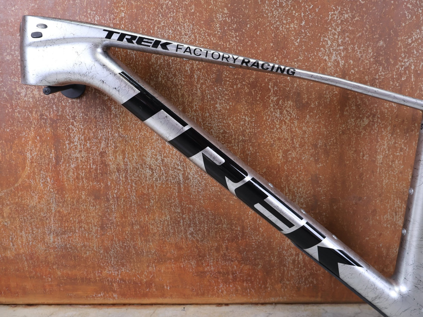 Mountainbikerahmen von Trek, TREK PROCALIBER C GEN 3 RAHMENSET / GRÖSSE S – TREK FACTORY RACING TEAM LACKIERUNG vor USEDBIKES - OB.DE Hintergrund