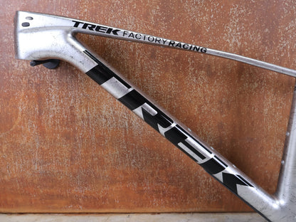 Mountainbikerahmen von Trek, TREK PROCALIBER C GEN 3 RAHMENSET / GRÖSSE S – TREK FACTORY RACING TEAM LACKIERUNG vor USEDBIKES - OB.DE Hintergrund