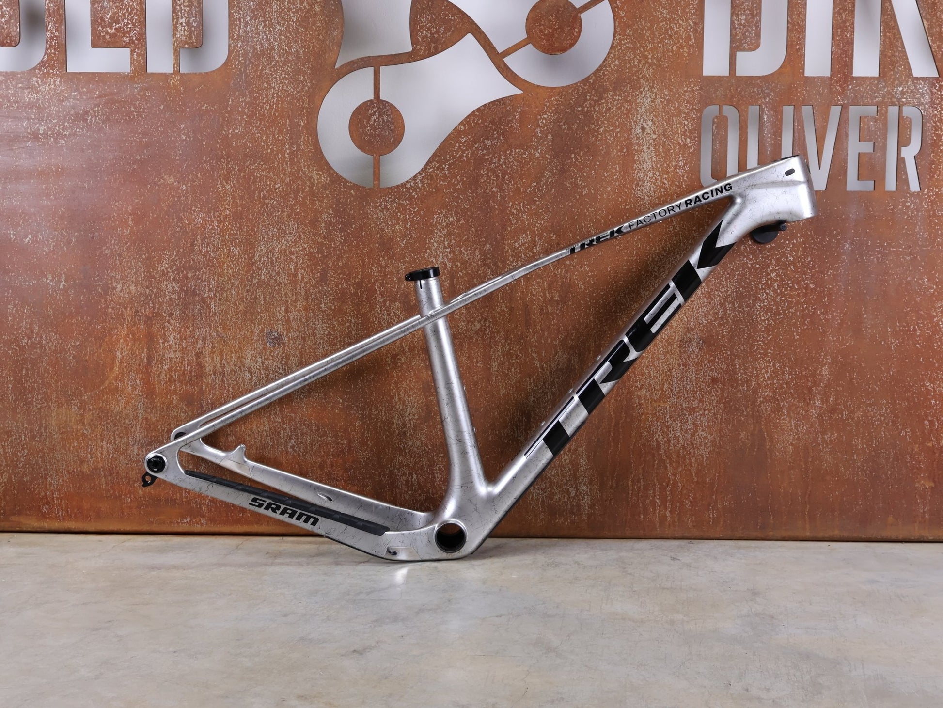 Mountainbikerahmen von Trek, TREK PROCALIBER C GEN 3 RAHMENSET / GRÖSSE S – TREK FACTORY RACING TEAM LACKIERUNG vor USEDBIKES - OB.DE Hintergrund