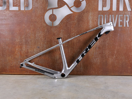 Mountainbikerahmen von Trek, TREK PROCALIBER C GEN 3 RAHMENSET / GRÖSSE S – TREK FACTORY RACING TEAM LACKIERUNG vor USEDBIKES - OB.DE Hintergrund