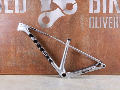 Mountainbikerahmen von Trek, TREK PROCALIBER C GEN 3 RAHMENSET / GRÖSSE S – TREK FACTORY RACING TEAM LACKIERUNG vor USEDBIKES - OB.DE Hintergrund