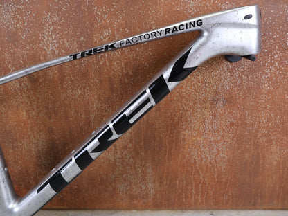 Mountainbikerahmen von Trek, TREK PROCALIBER C GEN 3 RAHMENSET / GRÖSSE S – TREK FACTORY RACING TEAM LACKIERUNG vor USEDBIKES - OB.DE Hintergrund