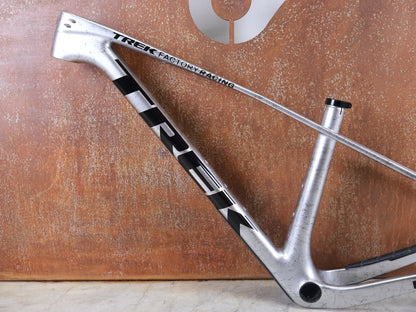 Mountainbikerahmen von Trek, TREK PROCALIBER C GEN 3 RAHMENSET / GRÖSSE S – TREK FACTORY RACING TEAM LACKIERUNG vor USEDBIKES - OB.DE Hintergrund