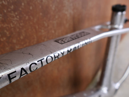 Mountainbikerahmen von Trek, TREK PROCALIBER C GEN 3 RAHMENSET / GRÖSSE S – TREK FACTORY RACING TEAM LACKIERUNG vor USEDBIKES - OB.DE Hintergrund