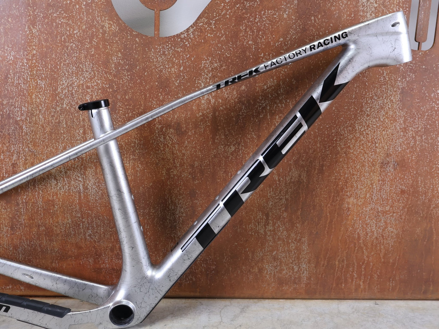 Mountainbikerahmen von Trek, TREK PROCALIBER C GEN 3 RAHMENSET / GRÖSSE S – TREK FACTORY RACING TEAM LACKIERUNG vor USEDBIKES - OB.DE Hintergrund