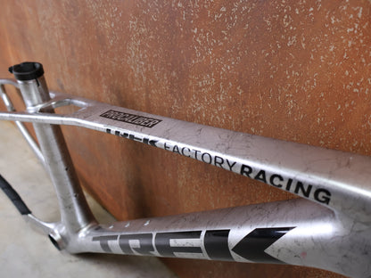 Mountainbikerahmen von Trek, TREK PROCALIBER C GEN 3 RAHMENSET / GRÖSSE S – TREK FACTORY RACING TEAM LACKIERUNG vor USEDBIKES - OB.DE Hintergrund