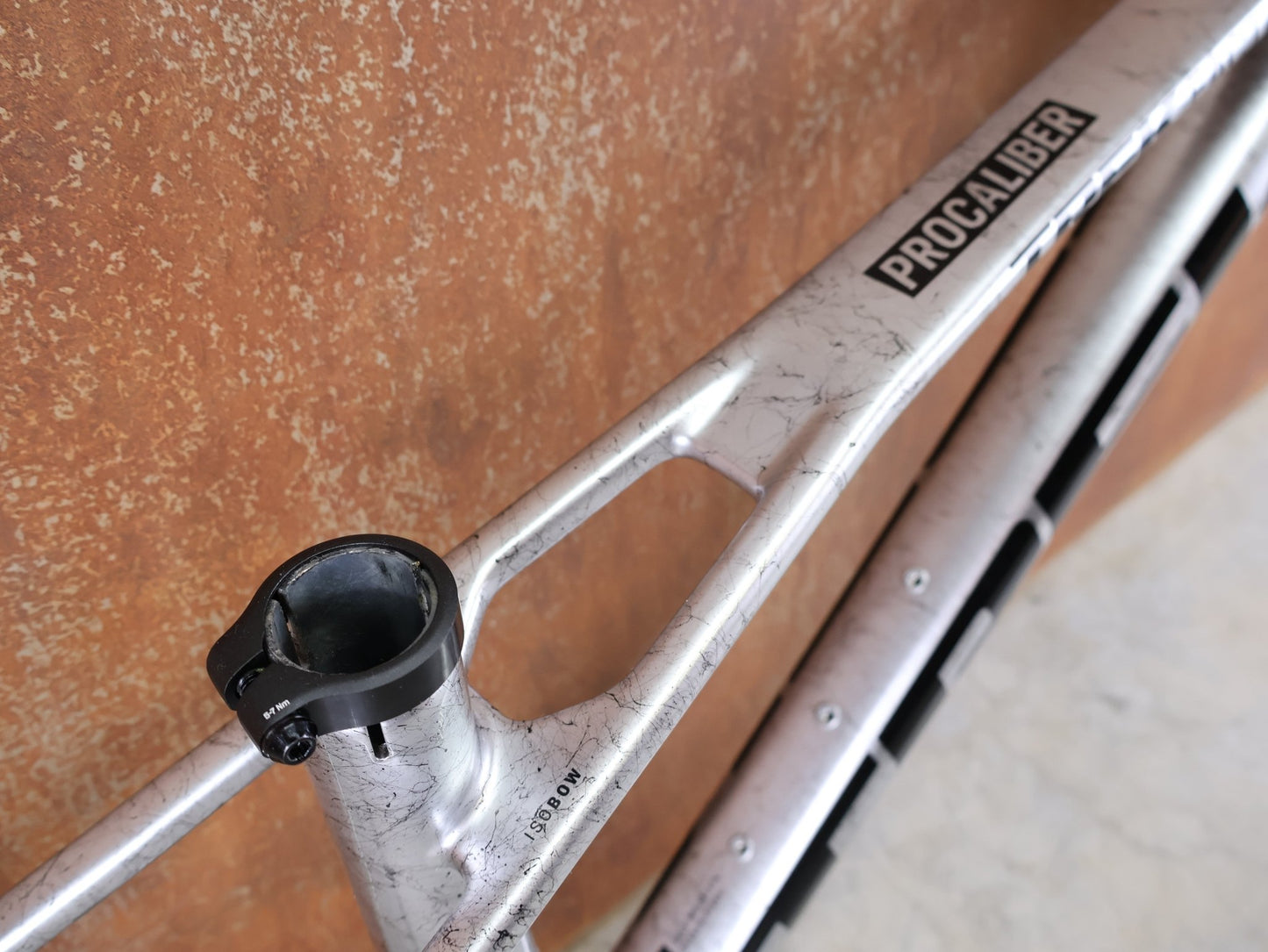 Mountainbikerahmen von Trek, TREK PROCALIBER C GEN 3 RAHMENSET / GRÖSSE S – TREK FACTORY RACING TEAM LACKIERUNG vor USEDBIKES - OB.DE Hintergrund