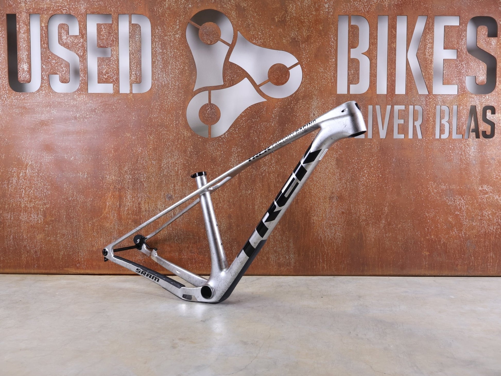 Mountainbikerahmen von Trek, TREK PROCALIBER C GEN 3 RAHMENSET / GRÖSSE S – TREK FACTORY RACING TEAM LACKIERUNG vor USEDBIKES - OB.DE Hintergrund