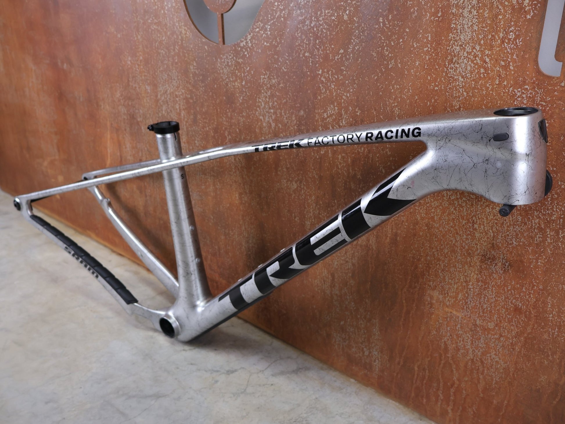 Mountainbikerahmen von Trek, TREK PROCALIBER C GEN 3 RAHMENSET / GRÖSSE S – TREK FACTORY RACING TEAM LACKIERUNG vor USEDBIKES - OB.DE Hintergrund